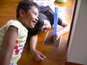 地中熱利用住宅吹き出し口とこども