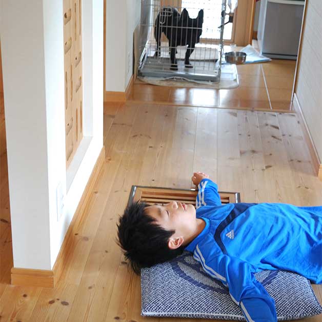 大地の風の吹き出し口のある内観