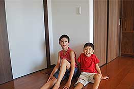 地中熱の吹き出し口と子供たち